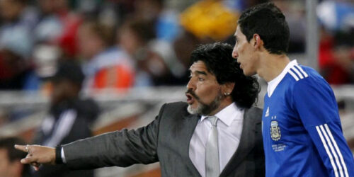 Diego Maradona dándole indicaciones a Ángel Di María antes de ingresar a un partido del Mundial Sudáfrica 2010.