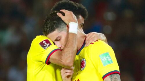 Luis Díaz abraza a James Rodríguez luego de la no clasificación de Colombia a Qatar 2022.