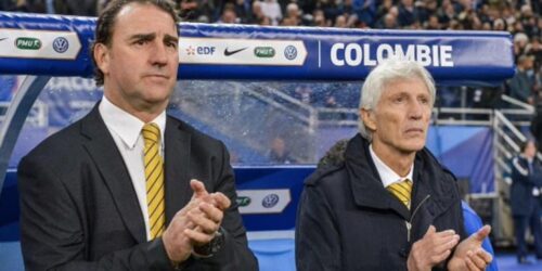 Néstor Lorenzo y José Néstor Pékerman en la zona técnica previo a un partido de Colombia.