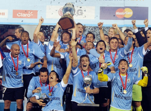 Uruguay campeón de la Copa América 2011 al vencer 3-0 a Paraguay.