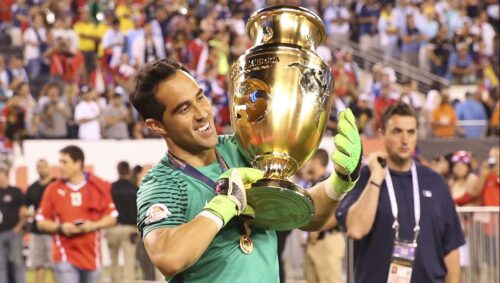 Claudio Bravo fue arquero y capitán en el bicampeonato de América con la selección chilena.